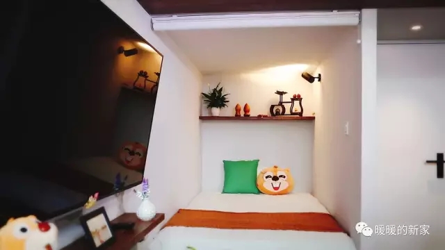 北京胡同18m²老房，24小时开灯生活，父亲睡在女儿女婿上铺