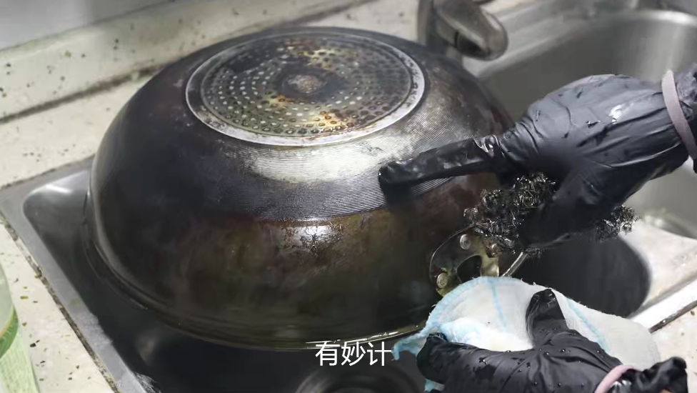 锅底油污又厚又脏怎么办？用上1个口罩来帮忙，旧锅马上焕然一新