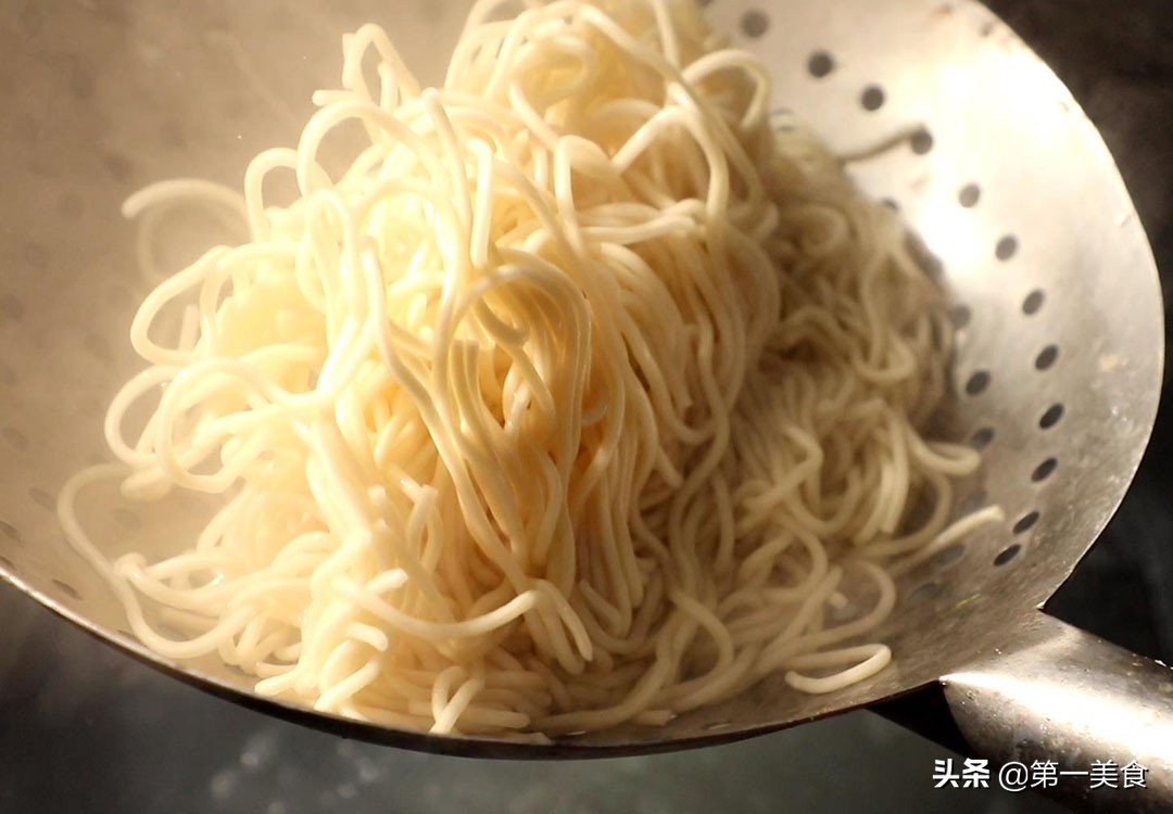 凉拌面条怎么做（做法简单又劲道酸辣爽口的凉拌面）