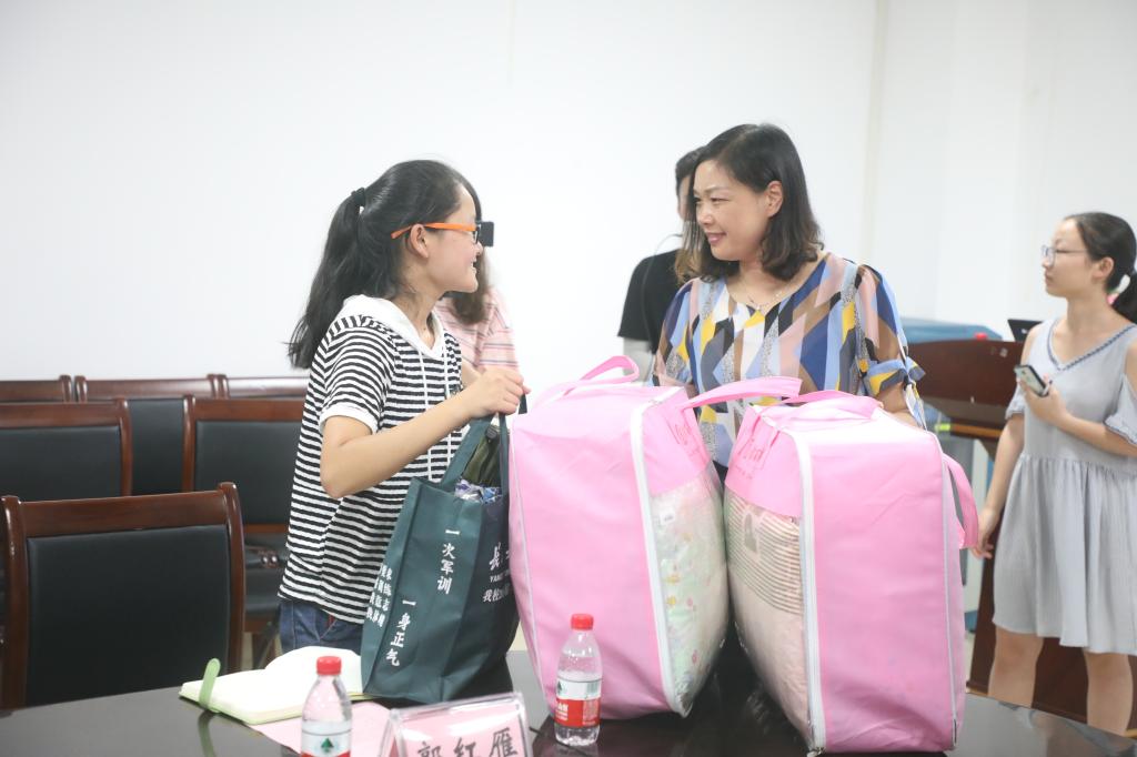 湖北19岁特殊新生：坐轮椅上学，学校贴心帮扶