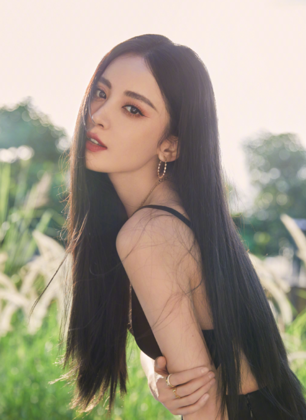 "古力娜扎"穿衣越发大胆,穿深v小黑裙还要挖2个洞,真不怕走光