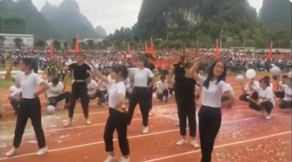 广西一中学运动会开幕式，多名初三女生跳“热舞”，校方回应来了