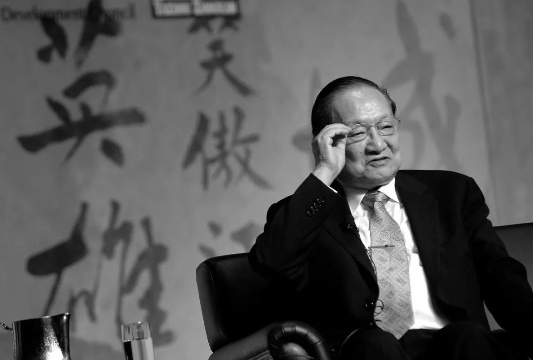 的开篇就打乱了以往的故事线,用多线叙事的方式东一榔头西一棒槌,弄