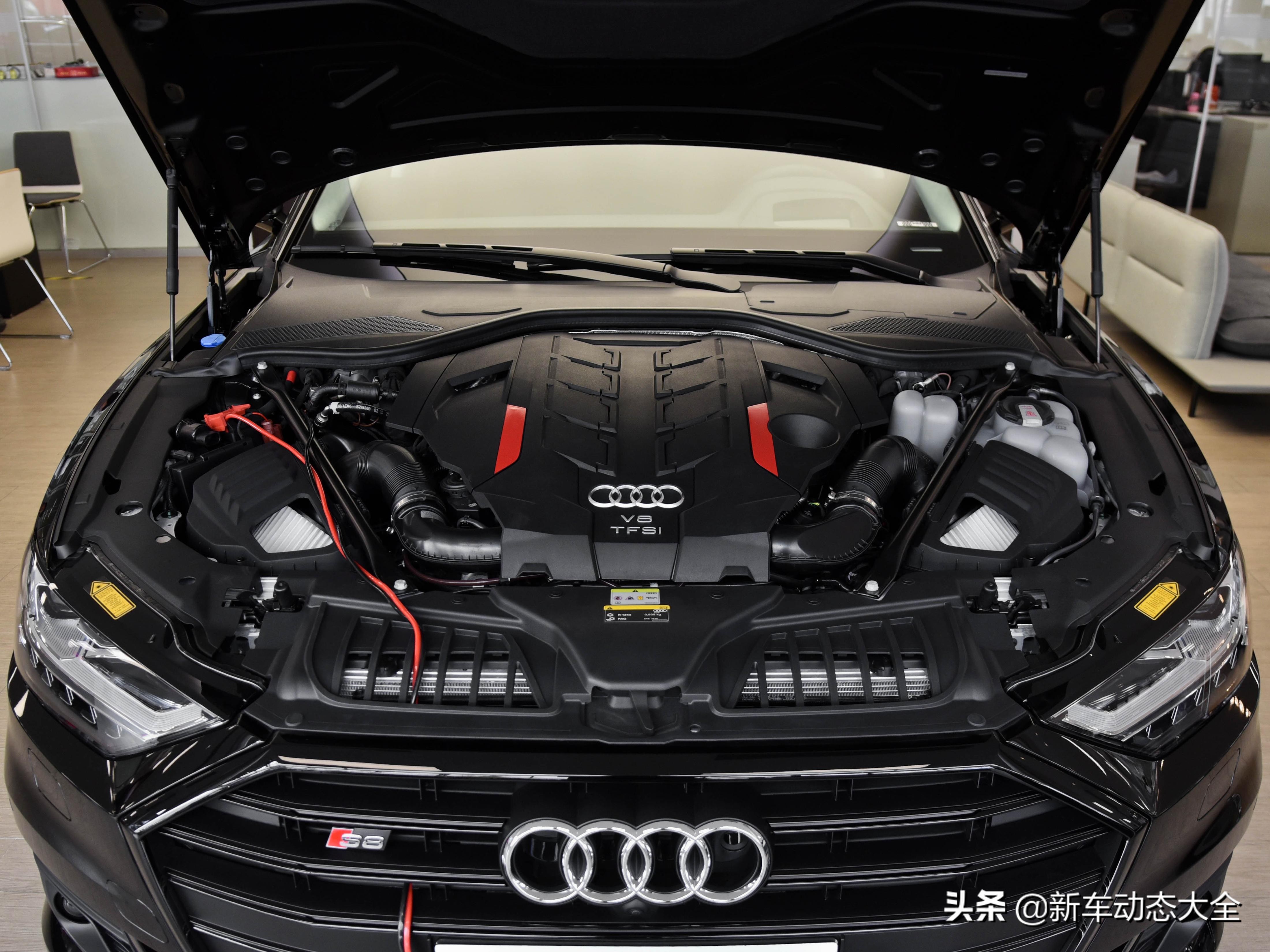 德系原装进口，顶级V8四驱豪华旗舰车，5米3加长车身，实拍奥迪S8