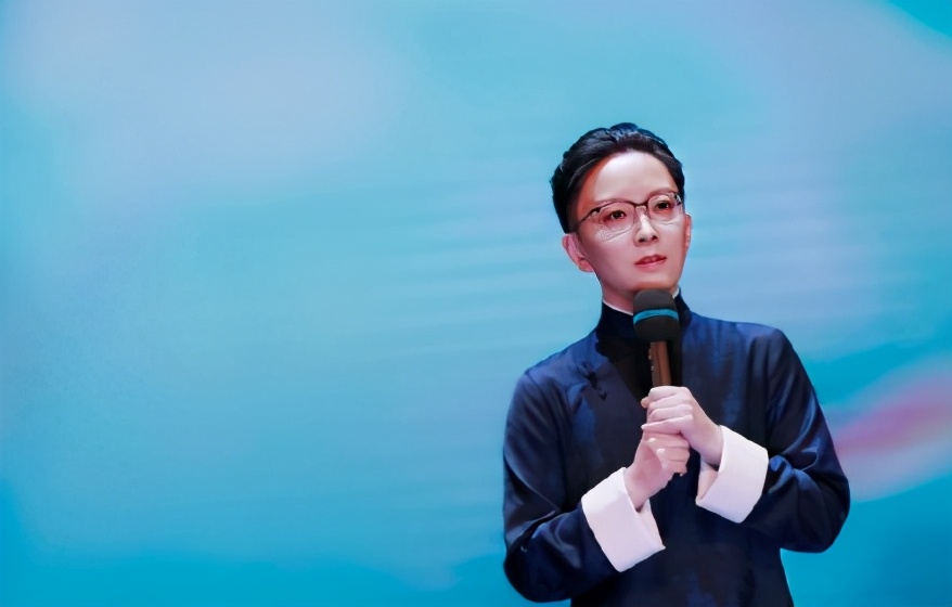 《刀马旦》里同是男装扮相的京剧名角儿高一鸣(粤剧演员盖鸣晖扮演,她