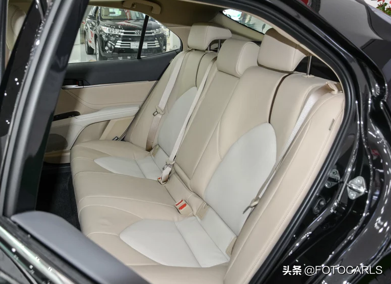 丰田凯美瑞2.0G豪华实拍，售价19.98万，这中控你真的满意么？