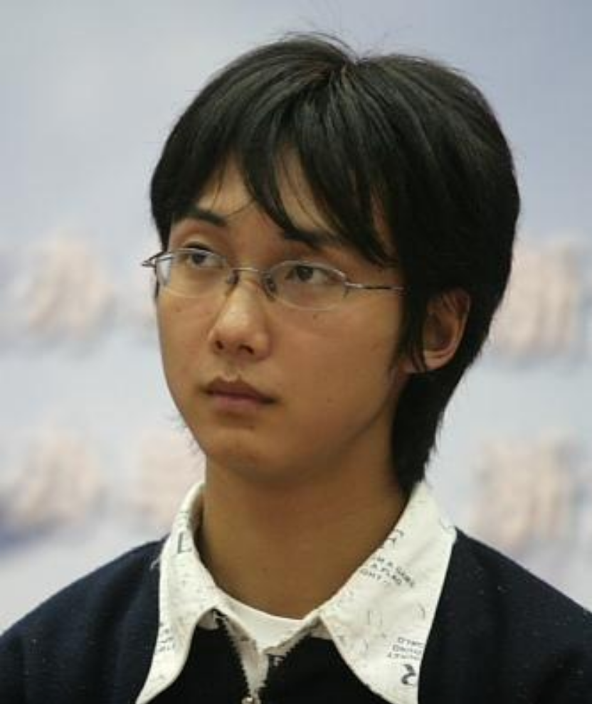 2005年，那个背母上学的男孩刘霆，10年后变性，还在选美比赛获奖