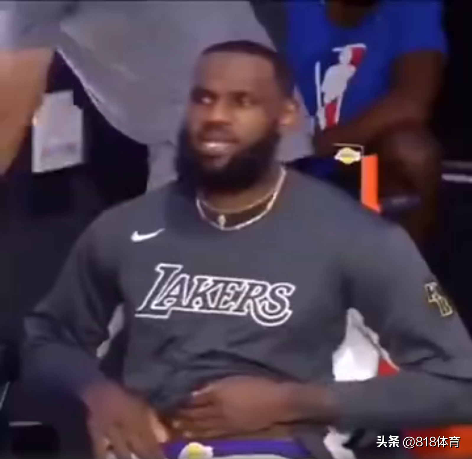 为什么nba球员下场要冰敷膝盖(有内味了！詹皇替补席从裤裆里掏出一冰袋，原来是冰敷腹股沟)