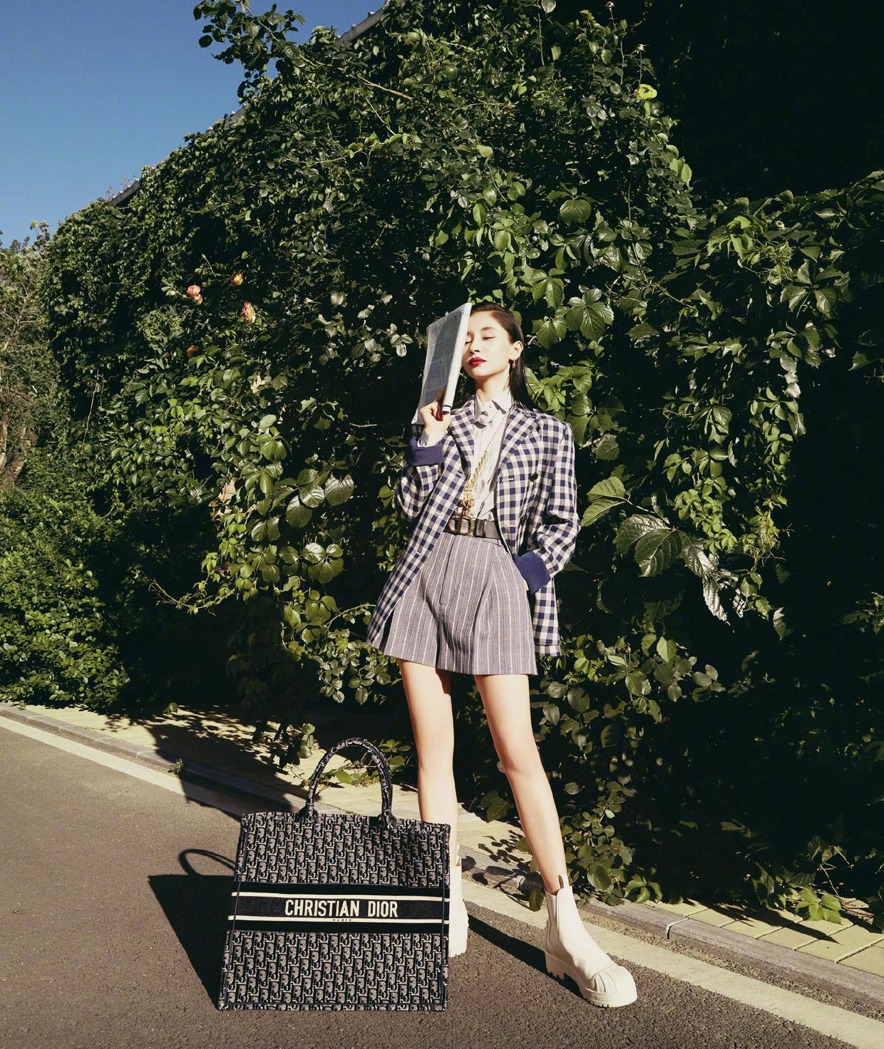 又被王子文的穿搭实力折服,衬衫配黑色长裤,又穿出了170既视感