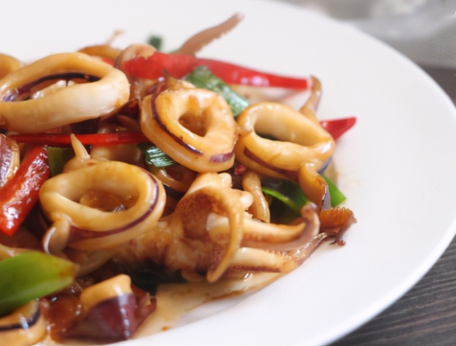 干鱿鱼只用水浸泡？难怪泡不软，老渔民教我1招，泡得快还新鲜