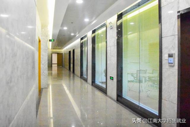 建筑面积52217平米，纸质馆藏255万册！世界读书日，打卡江苏这座