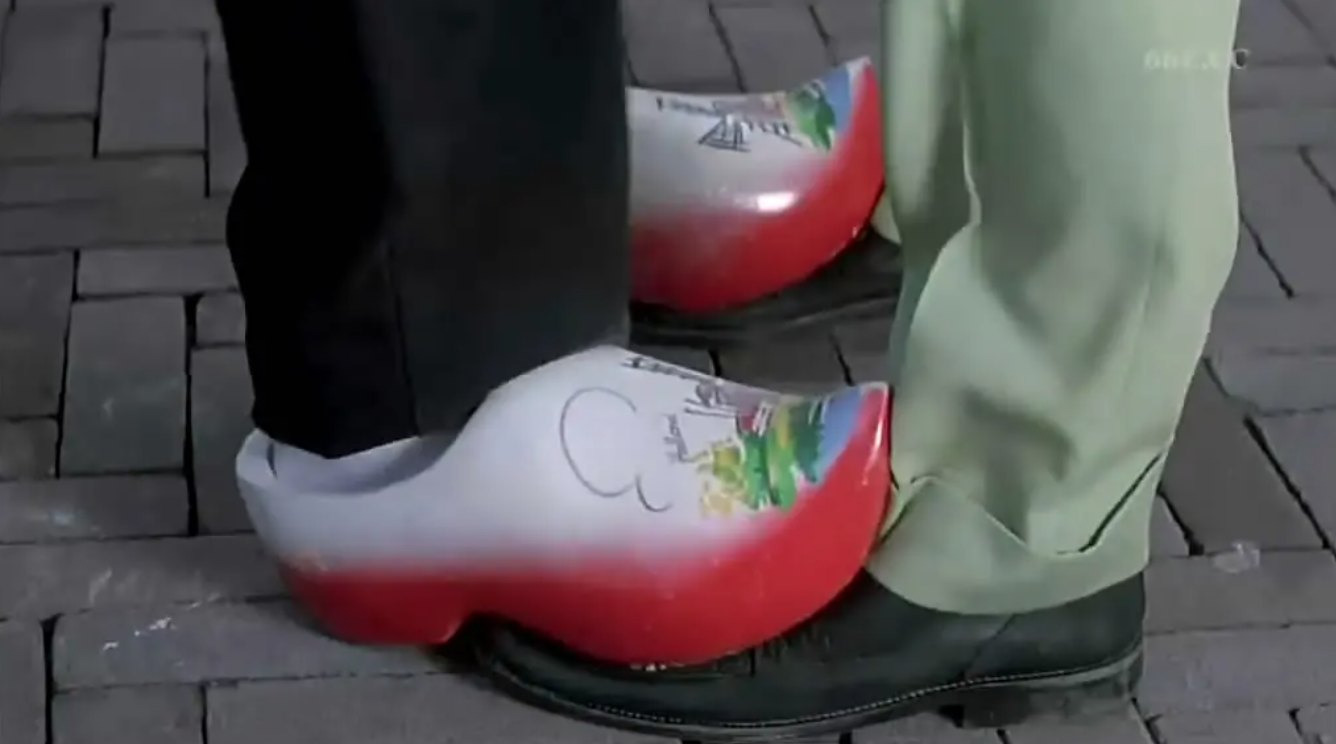 23年前，成龙为悼念恩师从21楼纵身一跃，跳出世界纪录震惊好莱坞