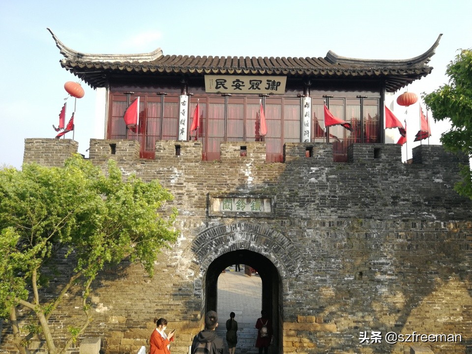 眼前的景象宛如诗句，铁铃关外烟如画，人立枫桥数客船