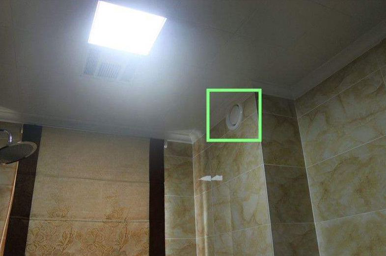 师傅检查了一圈卫生间后说,我家卫生间返臭主要是因为排风口出现了