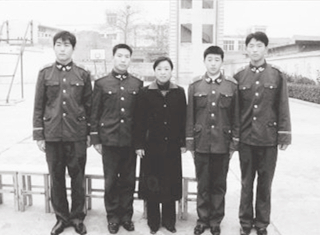 任长霞墓地，牺牲多年后仍有群众在墓前跪拜痛哭，怀念英雄