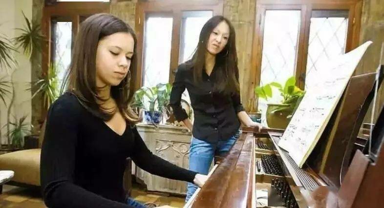 虎妈蔡美儿的两个女儿皆从哈佛毕业，她的教育理念值得家长们借鉴