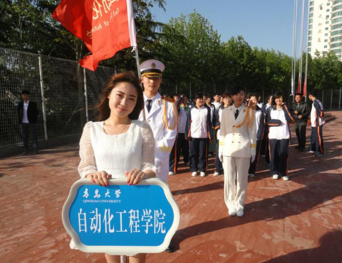 青岛大学运动会“举牌女生”火了，侧脸宛如明星，学校宣传费省了