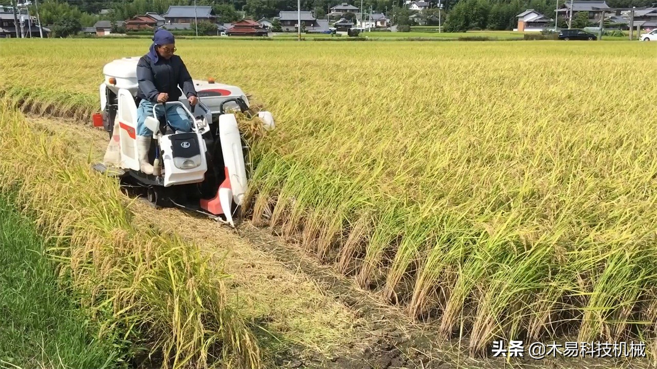 日本发明小型收割机，采用履带式车轮，可以适应多数地形