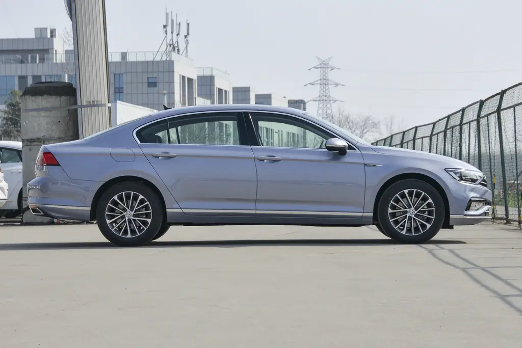 中高端车：大众迈腾，9个气囊+6.6升油耗，这车配置可以了