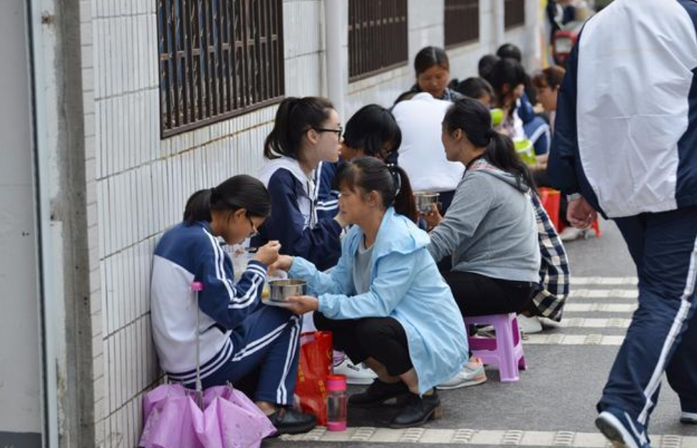 高中校门口成“野餐基地”，家长送饭被质疑，这是在养“巨婴”？