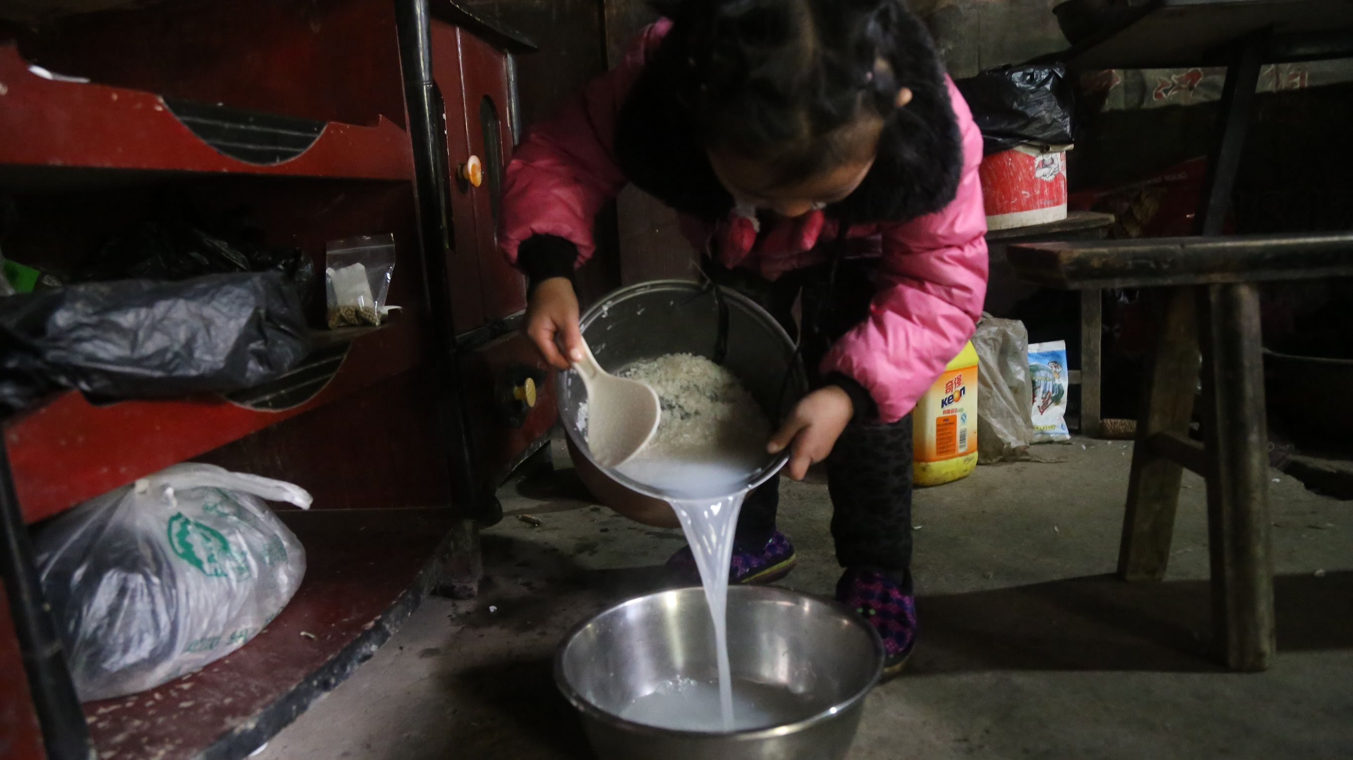 爸坐牢妈失踪，六岁的她撑起三代之家，13亿人为她点赞