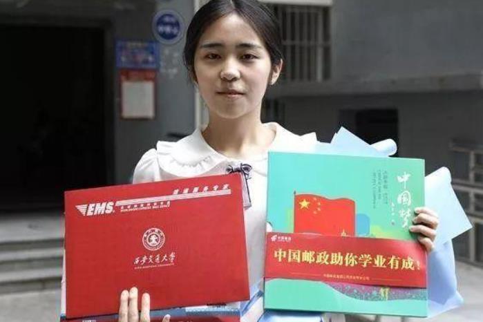 高考只考了300分，没填报志愿却收到8封录取通知书，考生笑哭了