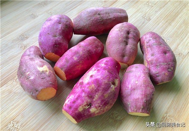把红薯直接扔进电饭锅，不用烤箱，出锅比烤的还好吃，又甜又面