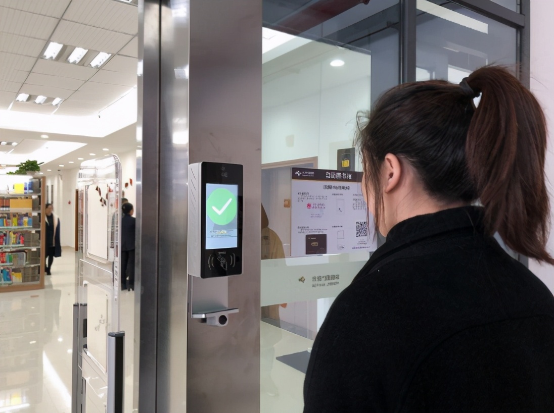 河源市文化广场自助图书馆对外开放啦！