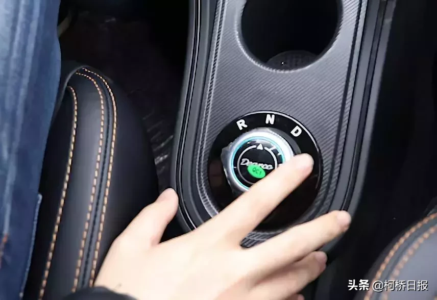“这车子没P档啊!”我们刚租了辆共享汽车,发现……