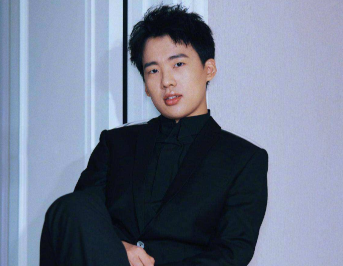 作家刘信达嘲笑郭麒麟没文化，呼吁禁止其上综艺，反成跳梁小丑