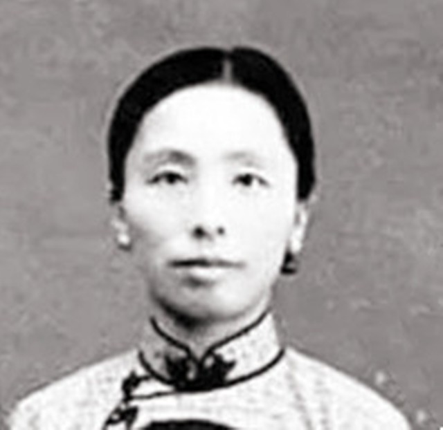 妻子卧病在床，他提前为妻子写挽联，妻子看后：我一定比你活得长