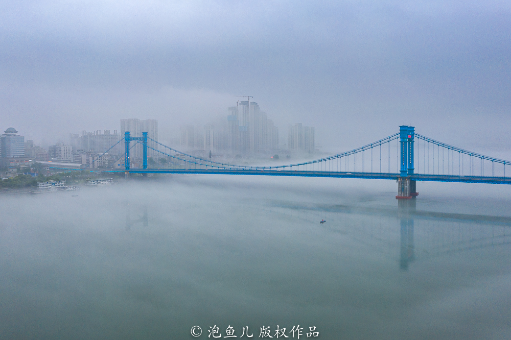 难得一见！下雨天出现平流雾奇观，襄阳古城秒变“海市蜃楼”