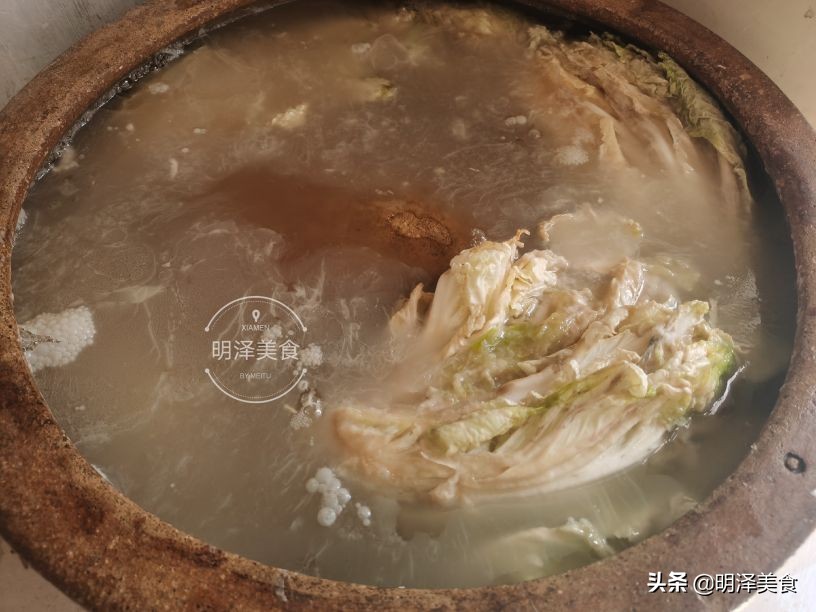 腌东北酸菜，过程非常简单，腌上满满一缸，吃杀猪菜就不愁了