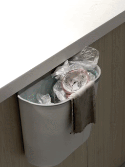 改变墨守成规的布置，她坚持把沙发背景改成矮墙，真是通透又美观