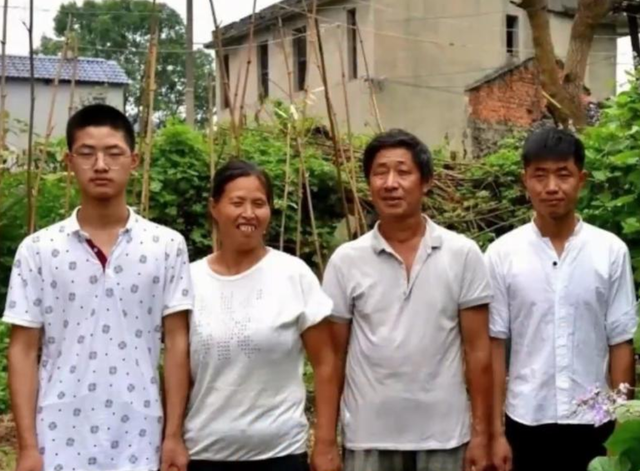 农村男孩父母双盲，从小做家务没用过手机，高考685分上清华