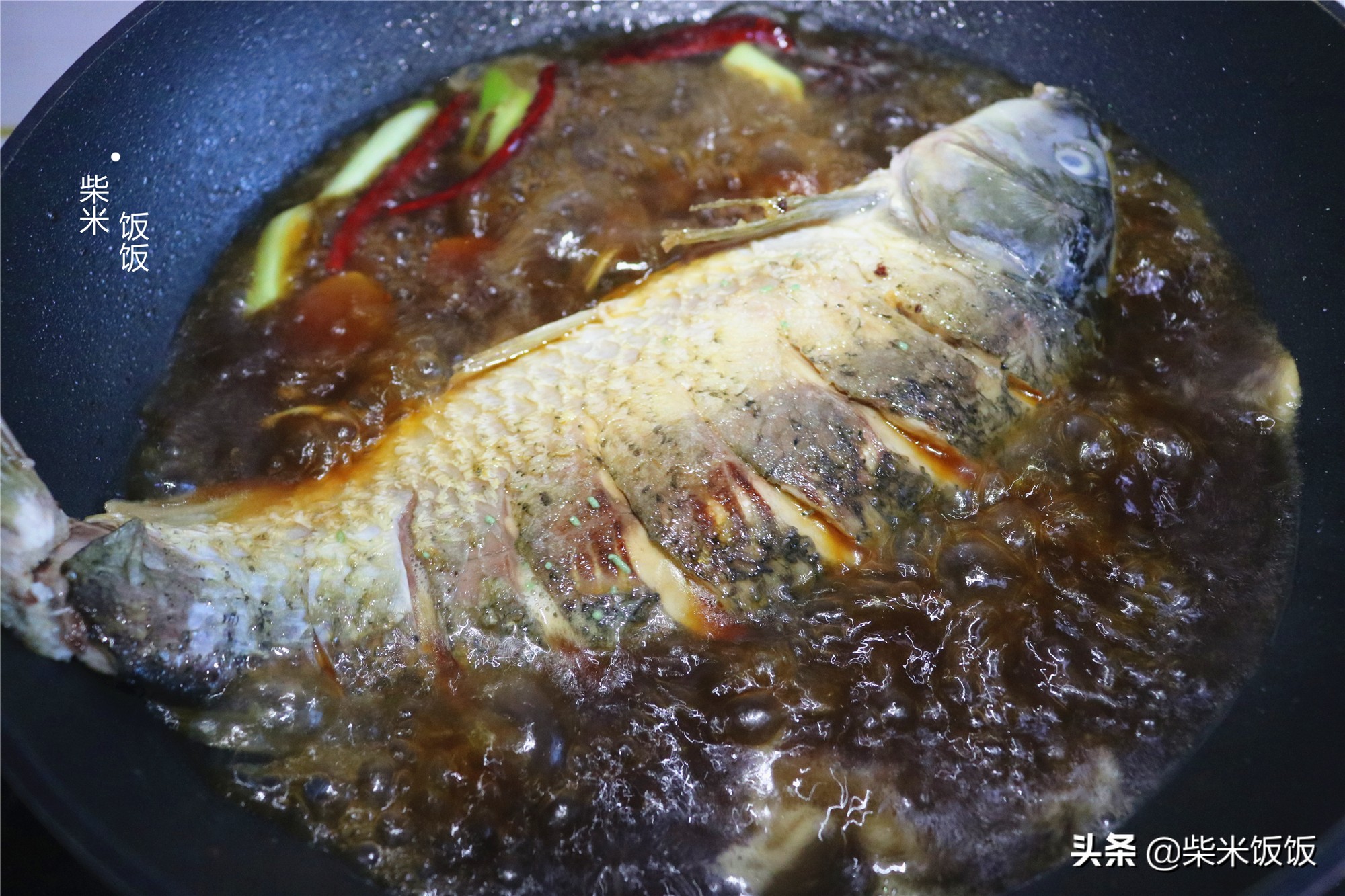 鲤鱼这样做，鱼肉咸鲜入味，一点也不腥，好吃得连汤也不剩