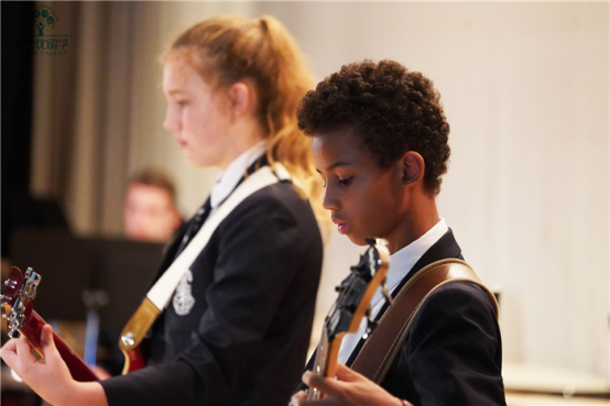 你以为香港哈罗老师只会教书，那就错了，他们还教学生如何起飞