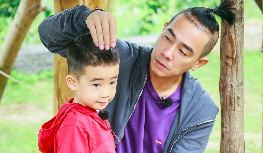 54岁陈小春晒父子合照，1岁小儿子发量惊人，与