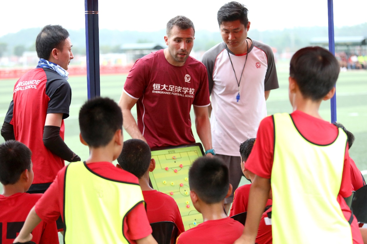 恒大足校2019年招生进行中，皇马名宿领衔外教团队调教学员
