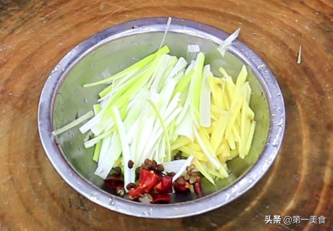 ***肉炖土豆怎么炖好吃（家庭版***肉炖土豆做法好吃又简单）