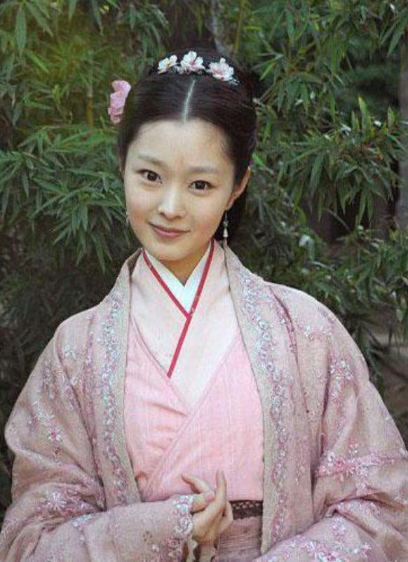 她根本不管当天任务是否拍完,到点就走,当时除了《红楼梦》,张檬手里