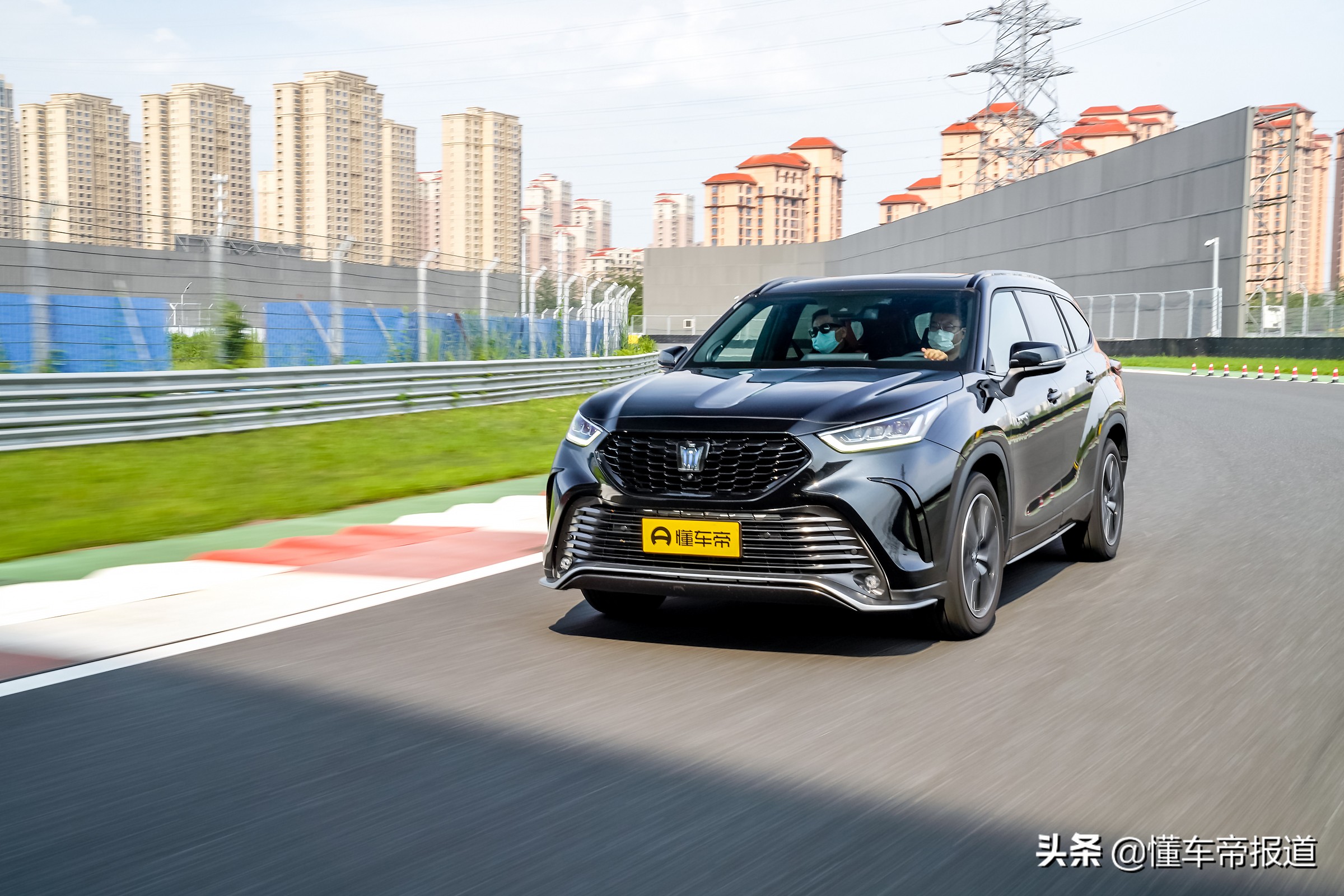 试驾｜同宗同源，却定位更高？一汽丰田皇冠陆放初体验