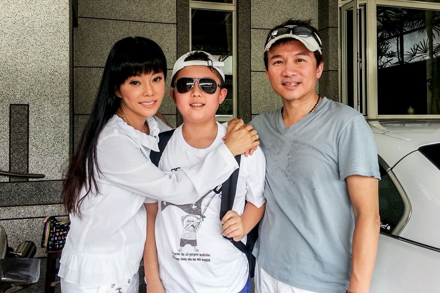 搞笑！演员狄莺罕见与儿子同框，网友：母子长得真像！