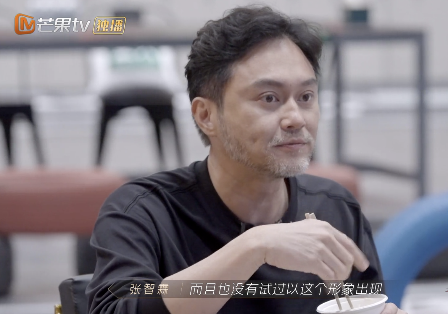 哥哥演出好拼！张智霖蓄白胡子张晋撞玻璃，袁咏仪蔡少芬感动落泪