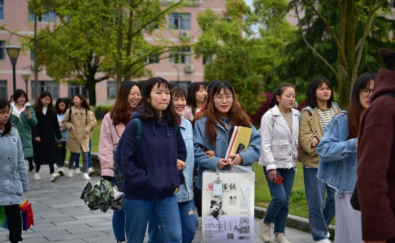 改名有些成功的211大学，原名“野鸡”味十足，改后“霸气十足”