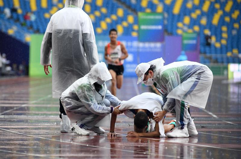 比赛集锦(风雨无阻精彩无限 十四运会马拉松比赛集锦)