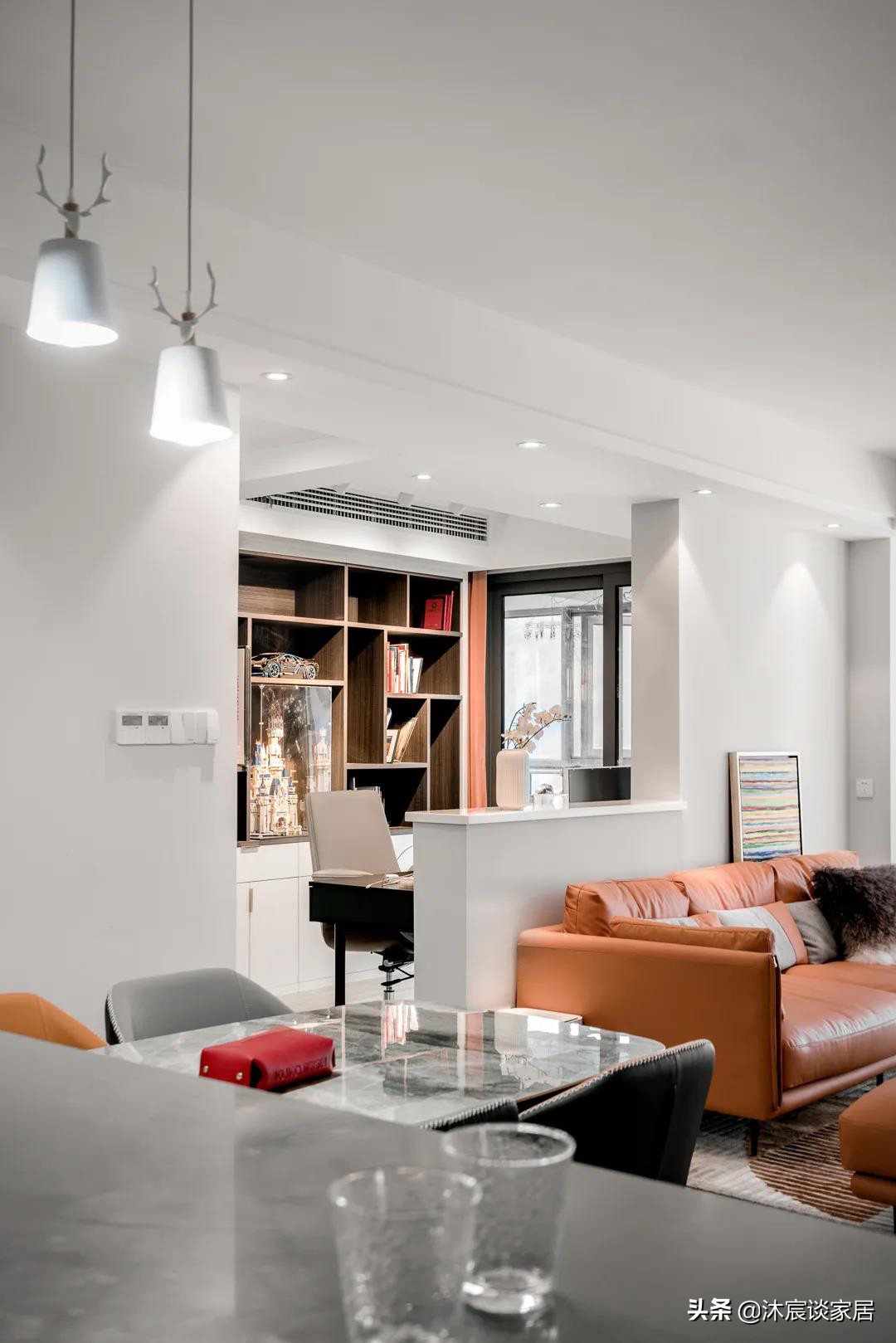 改变墨守成规的布置，她坚持把沙发背景改成矮墙，真是通透又美观