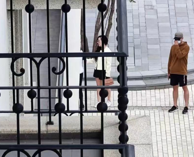 8岁嗯哼买零食被偶遇，暴风长高白白瘦瘦，完美遗传爸爸杜江长腿