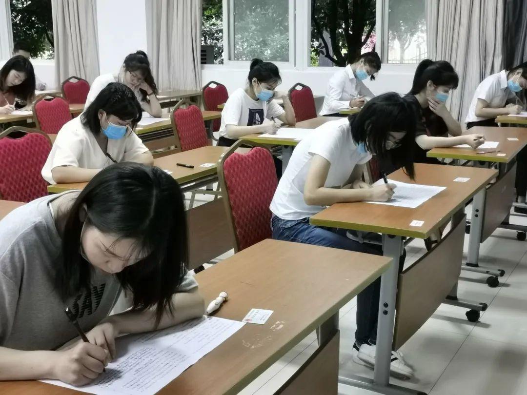 外国学生晒“中文试卷”走红，国内学生忍俊不禁，终于轮到你们了