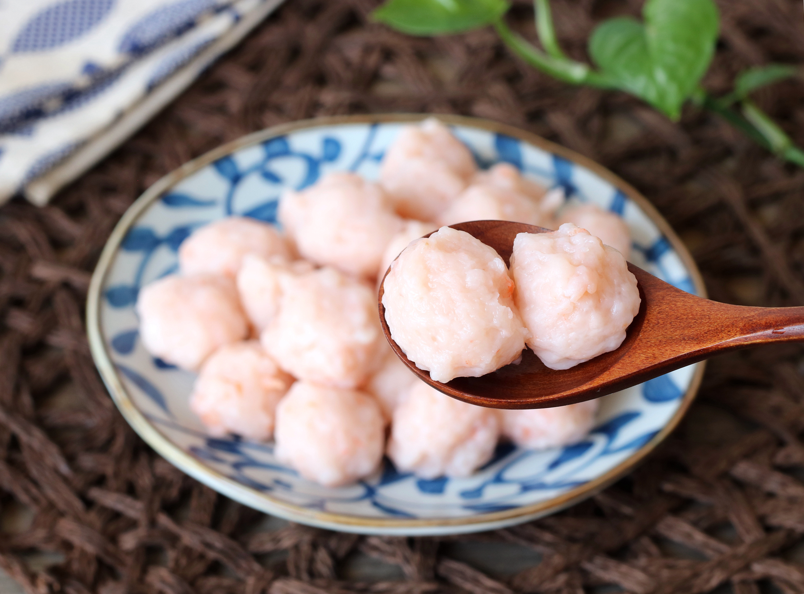 做虾丸时,记住"2加1冷"的窍门,虾丸香嫩细滑,营养又鲜美